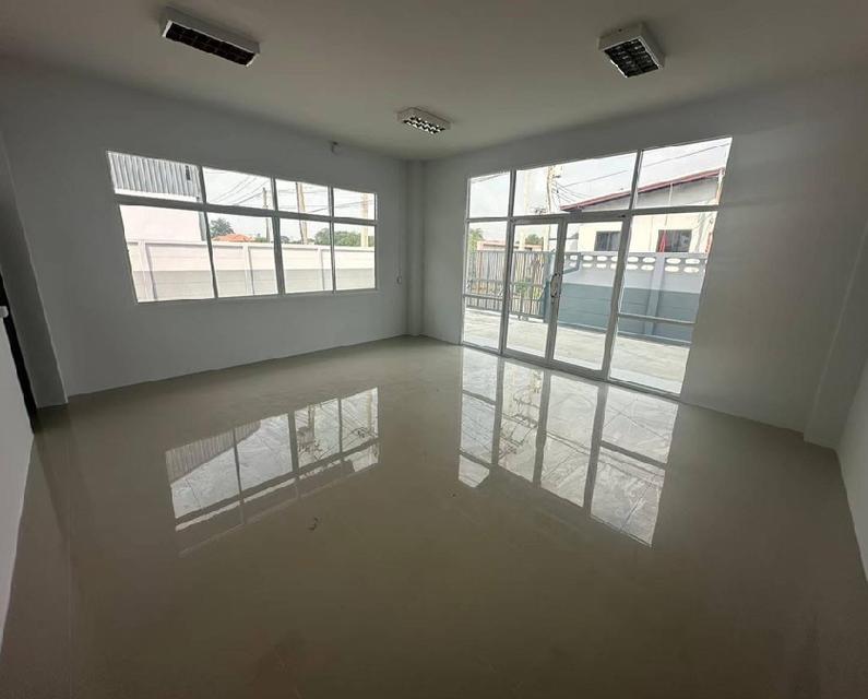 ให้เช่าโกดัง พร้อมสำนักงาน พื้นที่ใช้สอย 966 ตารางเมตร บนที่ดิน 500 ตารางวา / ทำเลอยู่ในซอย อบต หน้าไม้ / ห่างแยกนพวงศ์ 2 กิโลเมตร ลาดหลุมแก้ว 8