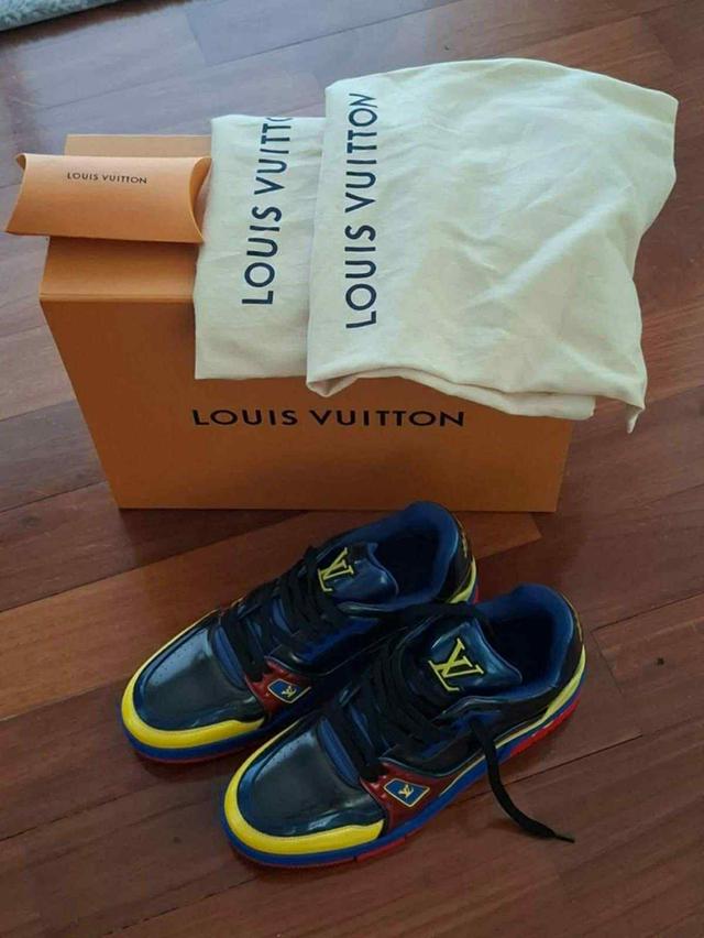 รองเท้าผ้าใบรุ่น LV Trainer จาก Louis Vuitton รุ่นสีผสม Black Marine Navy Blue Red Yellow