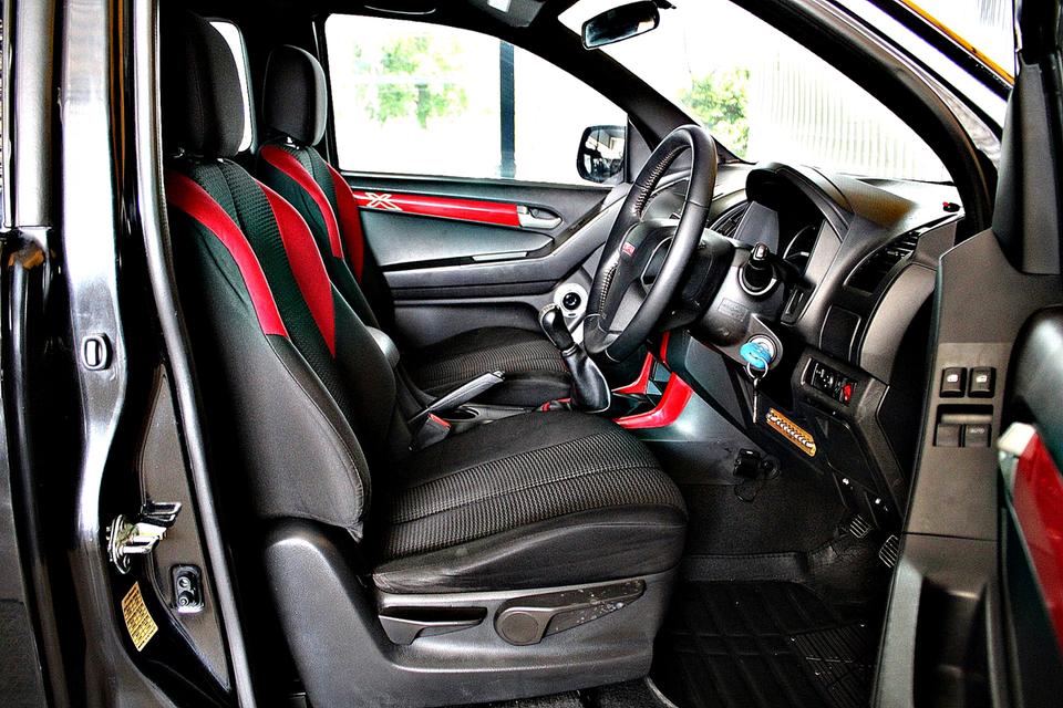Isuzu D-Max X-Series 2.5 Z VGS Turbo Spacecab MT สีดำ รูปที่ 9