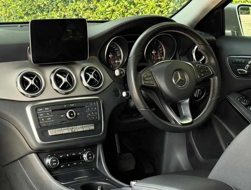 2019 BENZ GLA200 FACELIFT รถมือเดียวออกป้ายแดง รถวิ่งน้อย เข้าศูนย์ตามระยะ รถไม่เคยมีอุบัติเหตุครับ รูปที่ 12