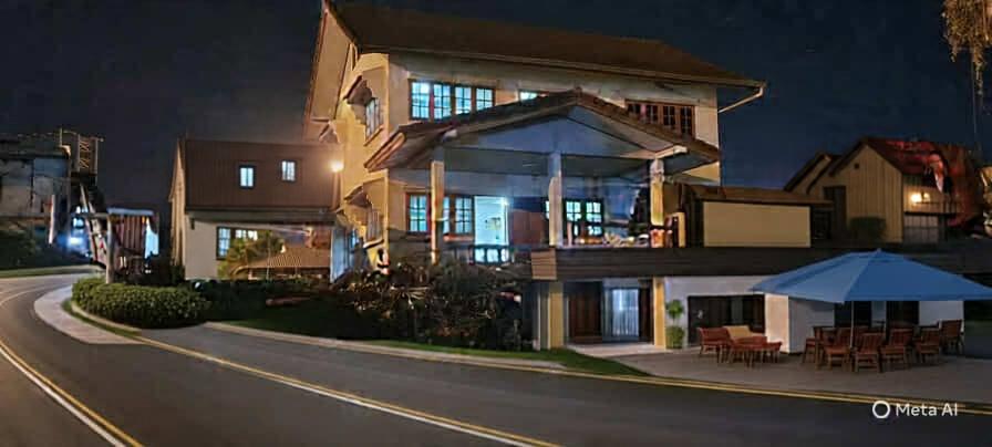 บ้านติดมหาวิทยาลัยราชภัฏเชียงราย 200 เมตรปากทางมหาวิทยาลัยราชภัฏ 50 เมตรถนนพหลโยธินบ้าน 4 ห้องนอน 2 ห้องน้ำ 1 ห้องครัว 2 ที่จอดรถ ขายถูกๆเจ้าของขายเอง 2