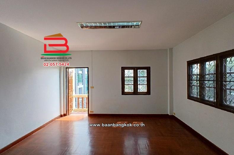 ทาวน์โฮม 3 ชั้น หลังมุม ซอยนาคนิวาส 21 เนื้อที่ 32 ตรว. เขตลาดพร้าว 10
