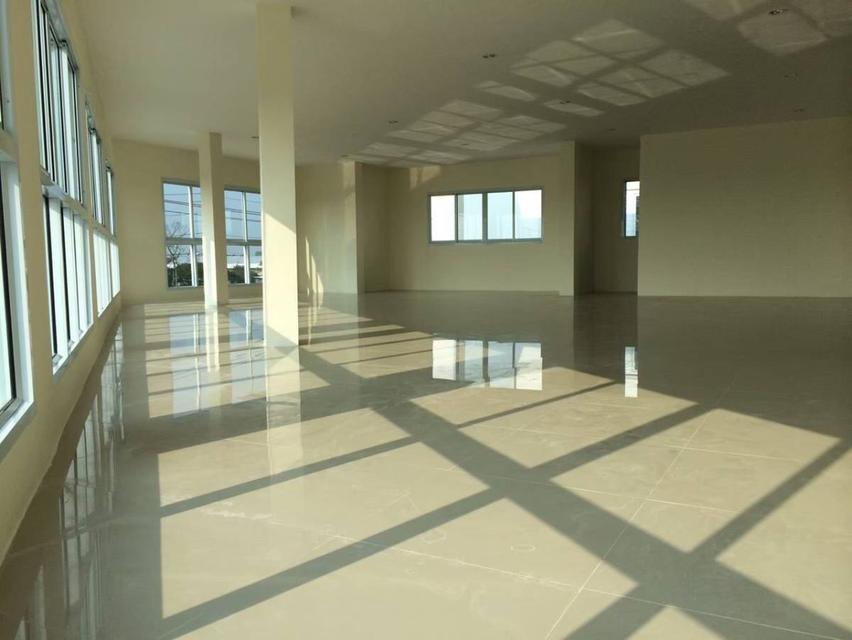 ขายอาคารพาณิชย์สามชั้น 2 คูหา  ห้องหัวมุม แยกหนองตาโพน อ.เมือง จ.อุบล 86 ตรว. ตึกใหม่ไม่เคยเข้าอยู่ ขายราคา 10.9  ล้านบาท รวมค่าโอนแล้ว 3