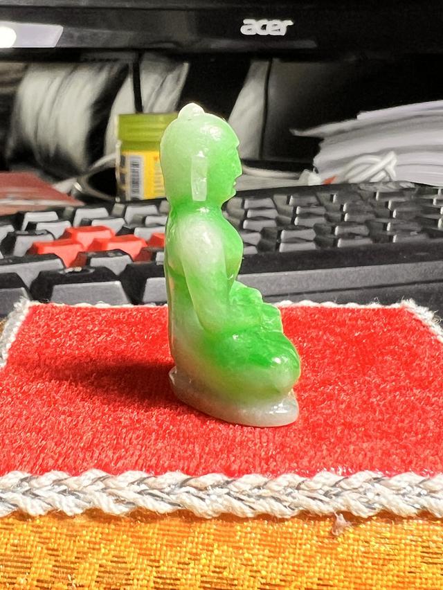 พระแกะสลักหยกพม่าแท้ สีกรีนแอปเปิ้ล (Apple Green Jade) ปางสมาธิ เนื้อฉ่ำน้ำ สดใสสวยงาม รูปที่ 3