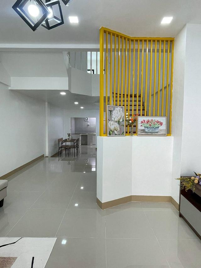 หมู่บ้านนันทนาการ์เด้น บางคูวัด ปทุมธานี ทาวน์เฮาส์ 2 ชั้น  ครึ่ง บ้านเล่นระดับ ห้องโถ่งชั้นล่าง เล่นระดับ ในหมู่บ้านมีสระว่ายน้ำ ฟิตเนส รปภ ตลอด 24 7