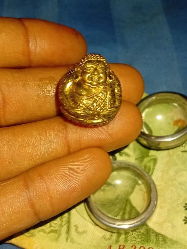 หลวงปู่คำพันโฆษปันโย  เป็นล็อตเดียวกับ Nak Geow 2545 ที่ราคาแพงมาก ผลิตเพียง 600 ชิ้นเท่านั้นเช่นกัน  เชื่อกันว่าพระนางเกวประทานความมั่งคั่ง แต่พระน รูปที่ 6