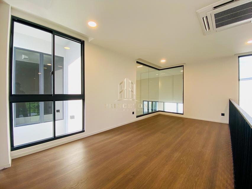 VIVE New Krungthep Kreetha Luxury 3-Storey Modern Home 18