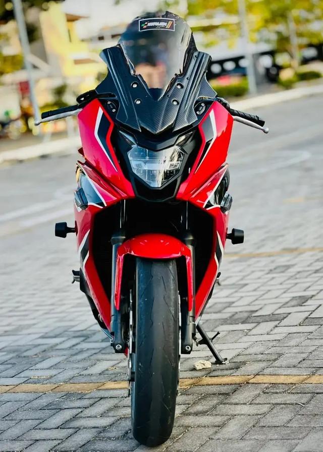 Honda CBR650 สีแดง 1