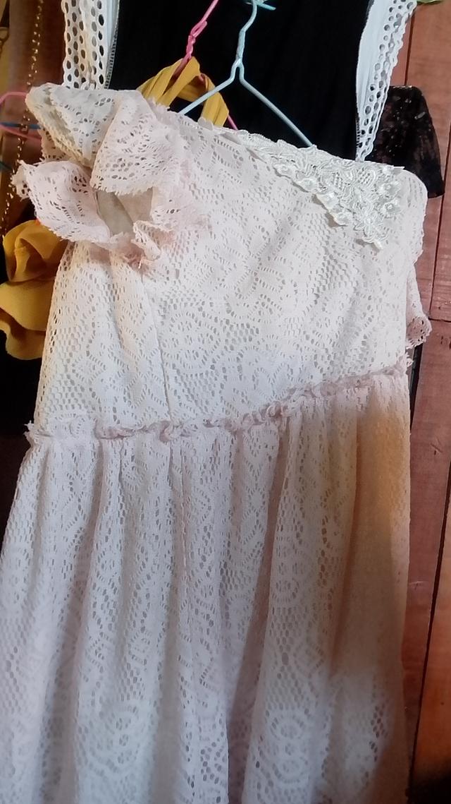 เสื้อสีชมพูลายดอกไม้