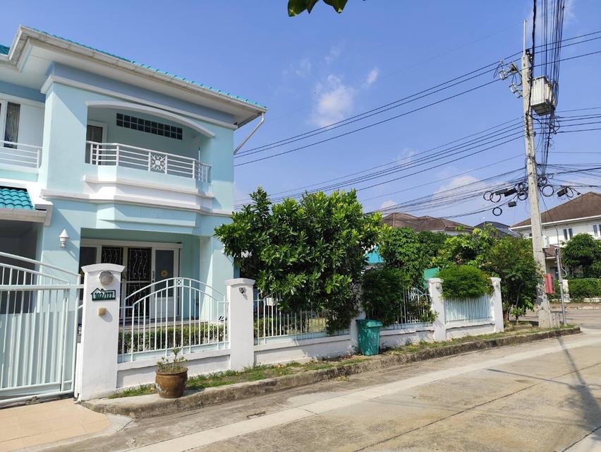 ขายบ้านเดี่ยว 2ชั้น มบ.ลัดดารมย์ 89ตร.วา หลังริมถนนเมนหมู่บ้าน ทำเลดี โครงการติดถนนใหญ่ รัตนาธิเบศร์ หน้าทางเข้า ติดMRT สีม่วง สถานีไทรม้า 1