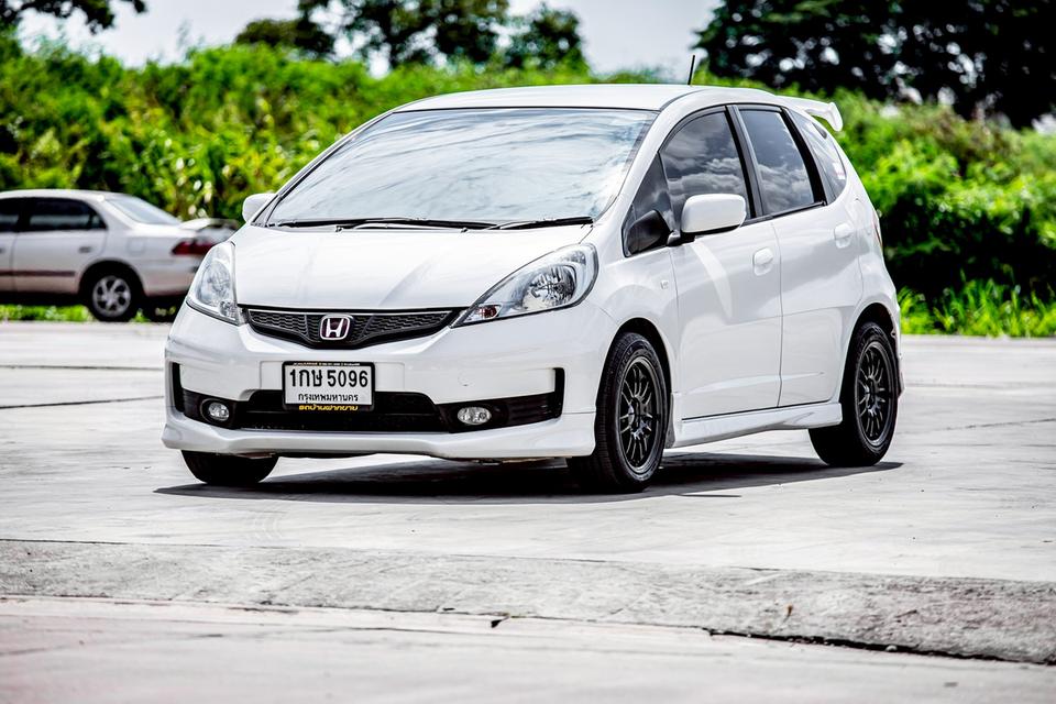Honda Jazz 1.5 S ปี 2013 สีขาว มือเดียวป้ายแดง 