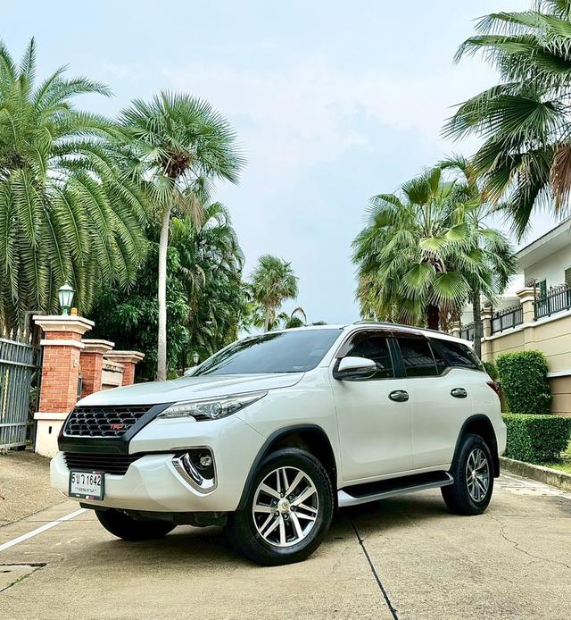 Toyota Fortuner 2.4 Top Sigma4 ดีเซล 4WD Auto ปี 2018 สีขาว เจ้าของดูแลอย่างดี สภาพป้ายแดง 