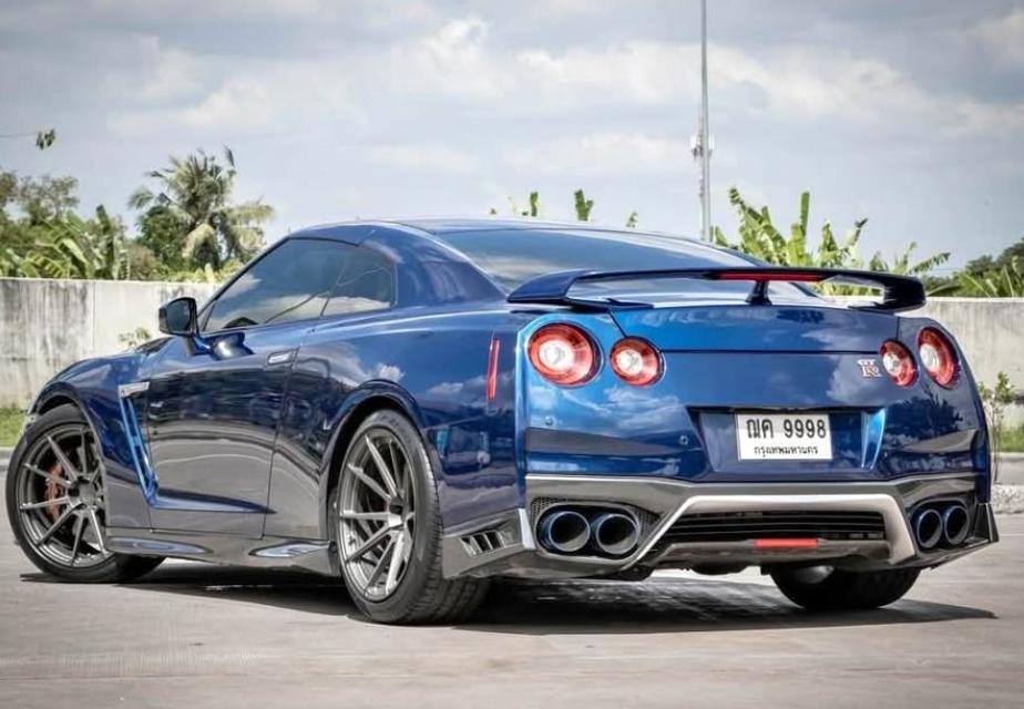 Nissan GT-R สีน้ำเงิน