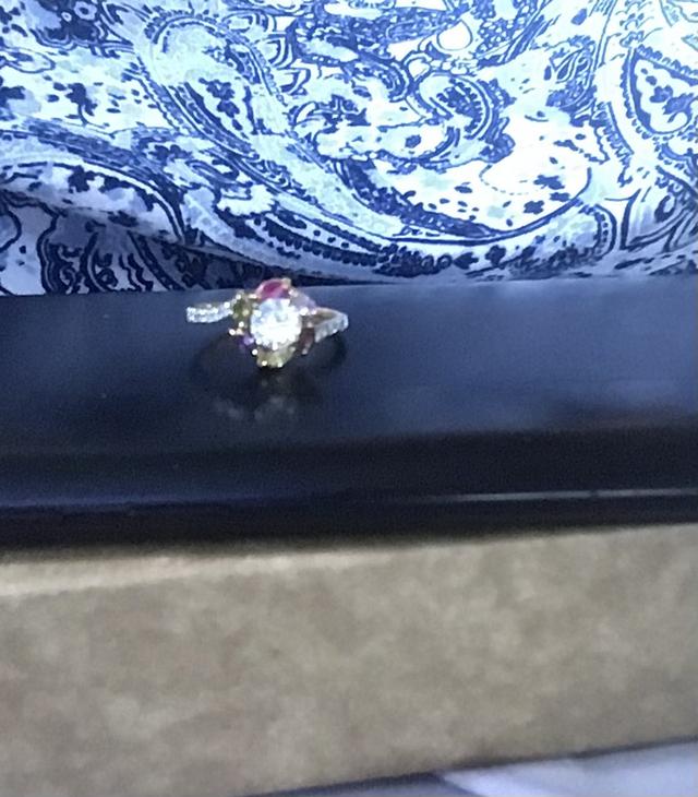 แหวนหมั้นประดับด้วยพลอยหลายสี 2