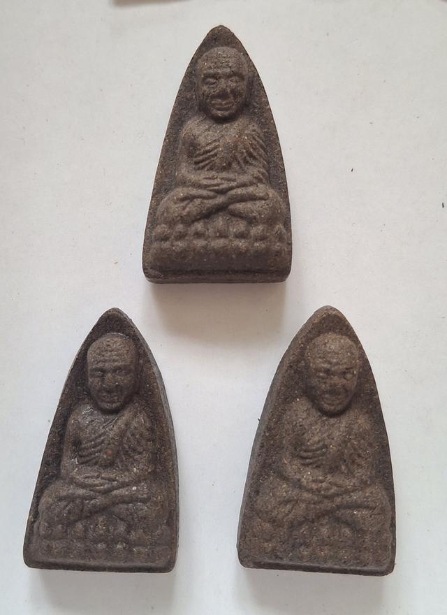หลวงปู่ทวด เนื้อว่าน 108 ด้านหลังฝังพระนาคปรกใบมะขาม ยกชุด 3 องค์ รูปที่ 2