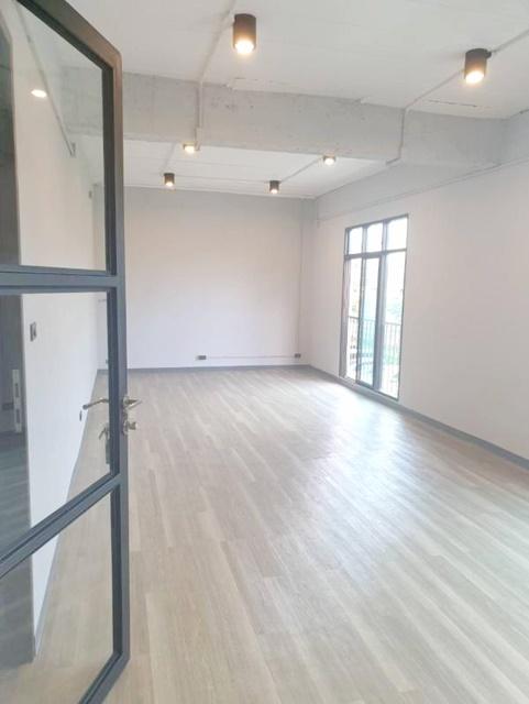 ออฟฟิศใหม่ ส่วนตัว 4 ชั้น ลาดพร้าว110-114MRT มหาดไทย 1กม. ให้เช่า รามคำแหง 51-57 ย่านธุรกิจ เดอะมอลล์ รามคำแหง 2 2.1 กม. 2