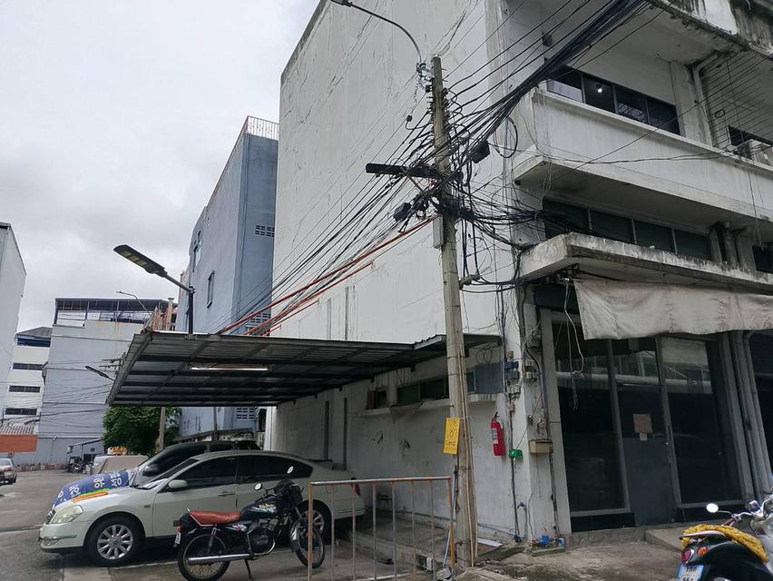 ให้เช่าอาคารพาณิชย์5ชั้น จันทน์32 มีห้องน้ำและห้องนอนทุกชั้น ใกล้สถานีรถไฟฟ้าสุรศักดิ์ มีที่จอดรถ เหมาะสำหรับทำธุรกิจหรืออยู่อาศัย 12