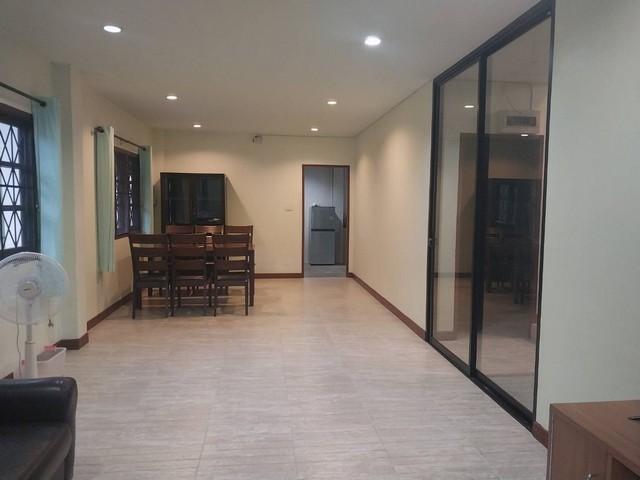 ให้เช่าบ้านโมเดิร์น2ชั้น 100ตรว. 5นอน3น้ำ เช่าลดเหลือ 26,000บ. เฟอร์ครบ เลี้ยงสัตว์ได้ แยกกองทราย บ้านจินดาวิลล่า ต.หนอง 2