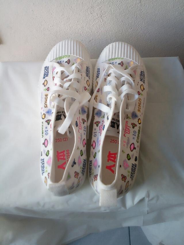 รองเท้าผ้าใบสตรีทลำลอง