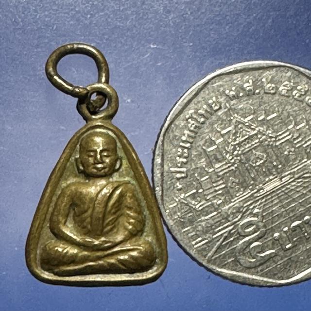 เหรียญจอบเล็ก หลวงพ่อเงิน วัดบางคลาน หลังพระราชวิมลเมธี (หลวงพ่อบุญมา) อดีตเจ้าอาวาสวัดทับคล้อ จ.พิจิตร เนื้อทองฝาบาตร 5