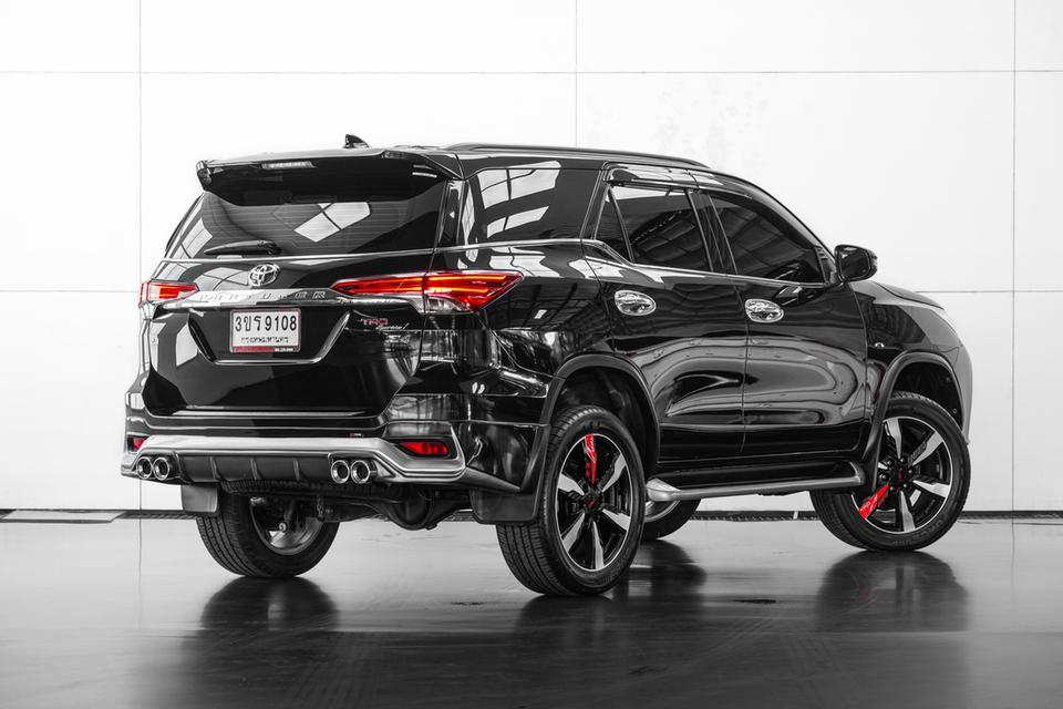 2019 TOYOTA FORTUNER 2.4 V 2WD SUV สีดำ เลขไมล์ 120945 กม.