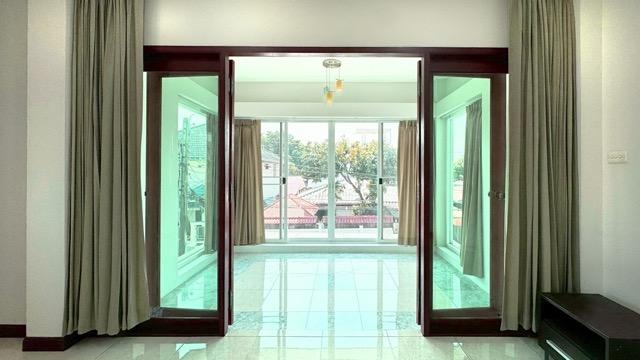 MHR82 บ้านสวยทิศใต้ ลมดีไม่ร้อน! เคหะนคร 3 แต่งครบ Built-in ทั้งหลัง 4 นอน 3 น้ำ ใกล้เตรียมพัฒน์และทางด่วน 11