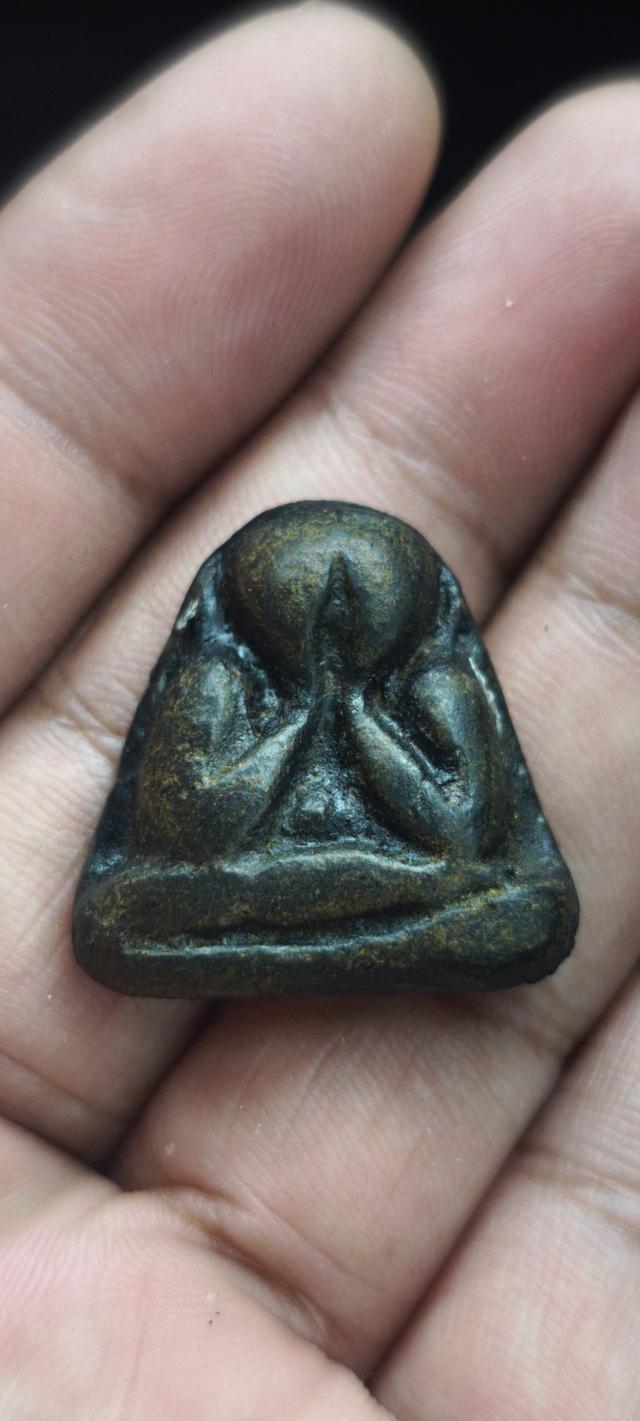 พระปิดตาเนื้อผงคลุกรัก หลวงพ่อแก้ว วัดเครือวัลย์