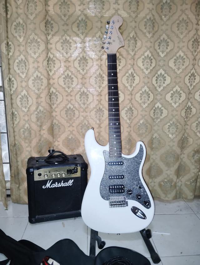กีต้าร์ไฟฟ้า Squier สีขาว กับแอมป์ Marshall mg10 ขายคู่