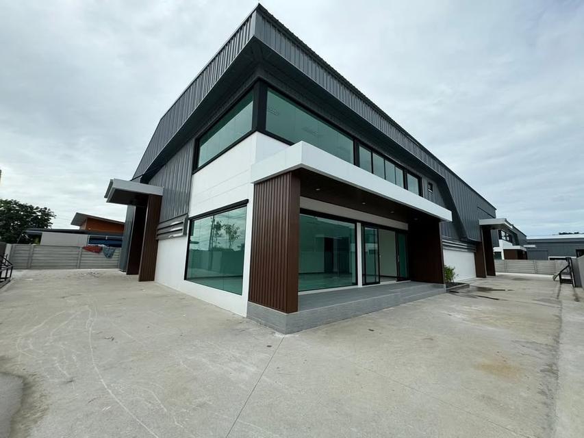 สำหรับนักลงทุนที่อยากขยายธุรกิจ ที่ดินพร้อมสร้างโรงงาน งบ 2.9 ล้าน ได้ที่ดิน 80 ตร.ว. พร้อมโกดัง 100 ตร.ม. 1