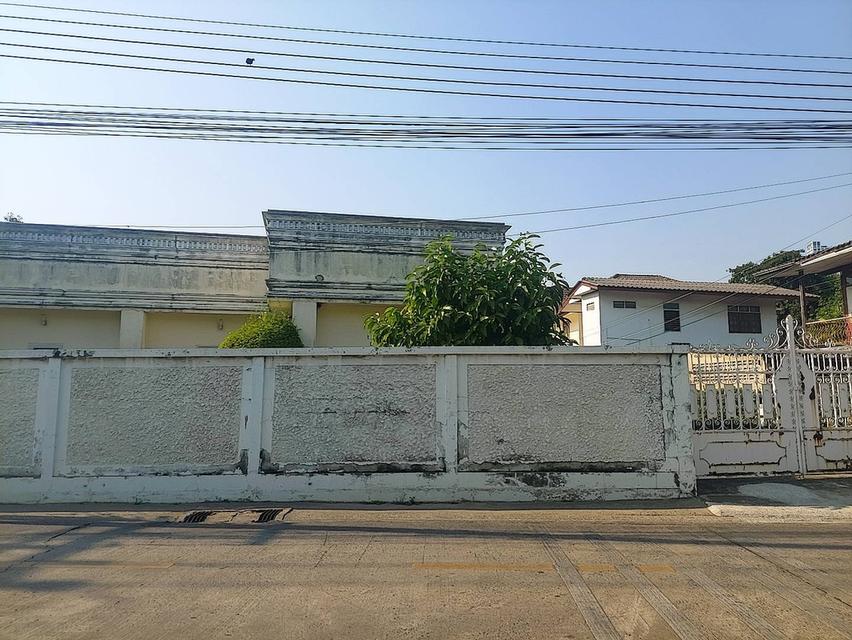 ขายที่ดินซอยสุขุมวิท 54 ขนาด 200 ตร.ว พร้อมบ้านและสำนักงาน  1