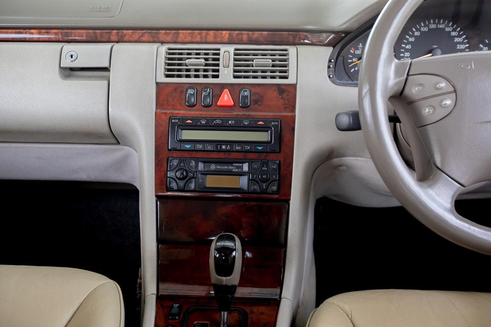 Benz E200 ปี 2001 สีบรอนซ์ทอง สวยสภาพดี  13