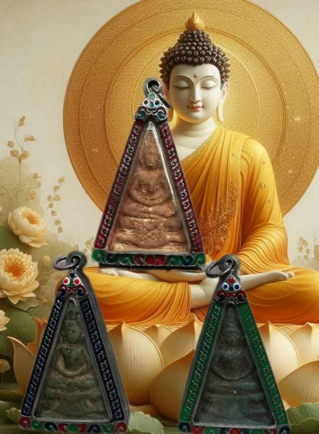 พระผงพิมพ์สามเหลี่ยมใหญ่ กรุวัดสามปลื้ม พ.ศ.๒๔๐๐-๒๔๘๓(เลี่ยมกรอบเงินทรงโบราณแกะลายไทยลงสีสวยงาม)