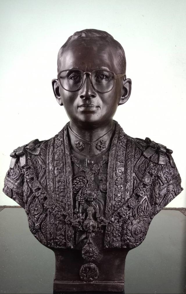 683.พระบรมรูปหล่อครึ่งพระองค์ในหลวงรัชกาลที่ 9 พระบาทสมเด็จพระปรมินทรมหาภูมิพลอดุลยเดช
