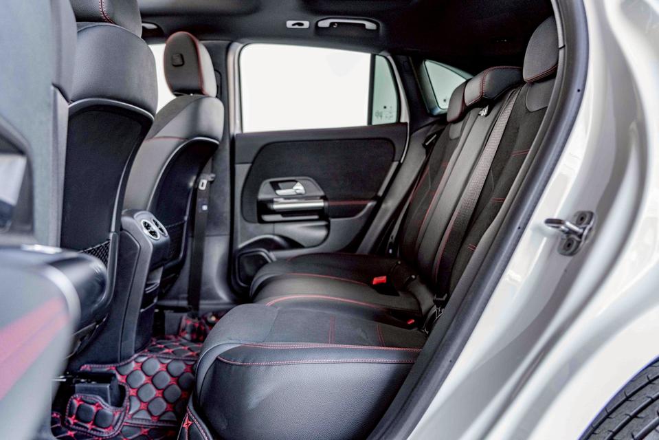 รหัสรถ NP4142 รุ่นรถ : BENZ GLA200 AMG FACELIFTปีรถ : 2025 13