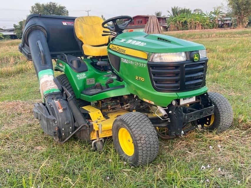 รถตัดหญ้า John Deere X710 