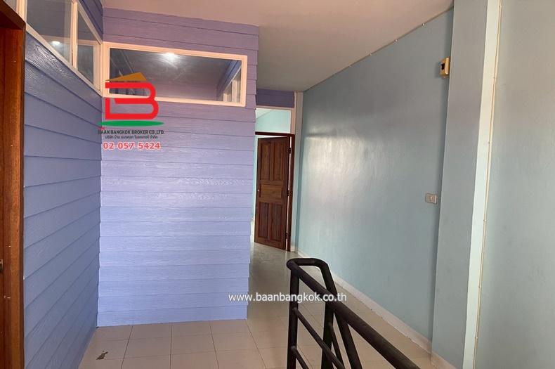 อาคารพาณิชย์ 4 ชั้น ตรงข้ามตลาดกลางลาดสวาย (ลำลูกกาคลอง 4) เนื้อที่ 23.3 ตรว. ถนนไสวประชาราษฎร์ ตำบลลาดสวาย อำเภอลำลูกกา จังหวัดปทุมธานี