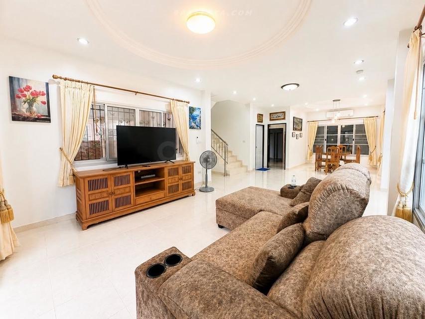 For Rent — 2-Storey Detached House with Garden at Sirisa 9, South PattayaSpacious 3 bedrooms 3 bathroom 5