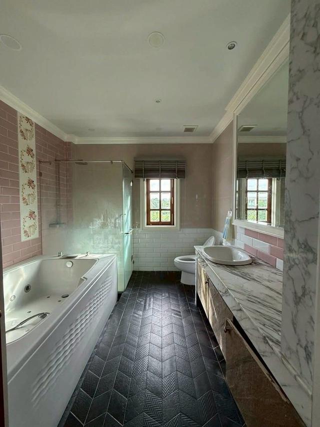 🏰✨ ขาย/เช่า คฤหาสน์หรูปลูกสร้างเอง (1 ไร่) พื้นที่ใช้สอยกว่า 750 ตร.ม. พร้อมสระว่ายน้ำส่วนตัว บิ้วอินหรูทั้งหลัง ใกล้รถไฟฟ้าสายสีชมพู! 14