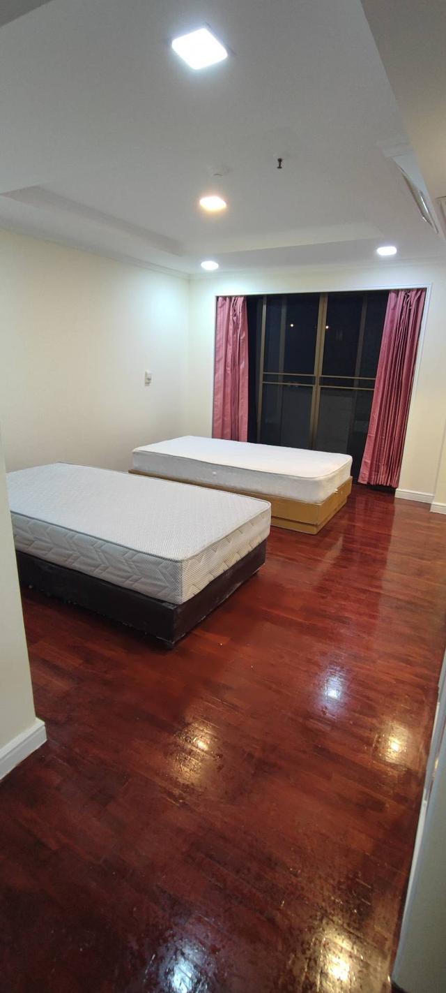 Rent Condo 3 Beds 4  Baths  area  265 sqm. Sukhumvit18 6