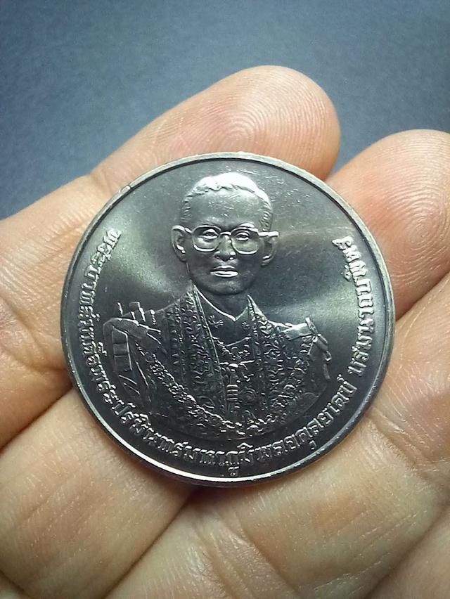 เหรียญที่ระลึก พระราชพิธีถวายพระเพลิงพระบรมศพ รัชกาลที่9 เนื้อนิเกิล ปี 2560 เส้นผ่านศูนย์กลางประมาณ 3.2 ซ.ม.