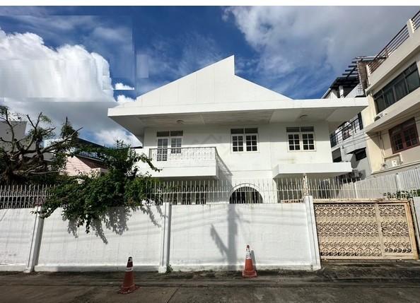 ขายบ้านเดี่ยว 2 ชั้น หลังมุม สไตล์วินเทจ 71 ตรว. ซอยเย็นอากาศ ย่านสาทร สภาพแวดล้อมดี เงียบสงบ ใกล้ One Bangkok 5