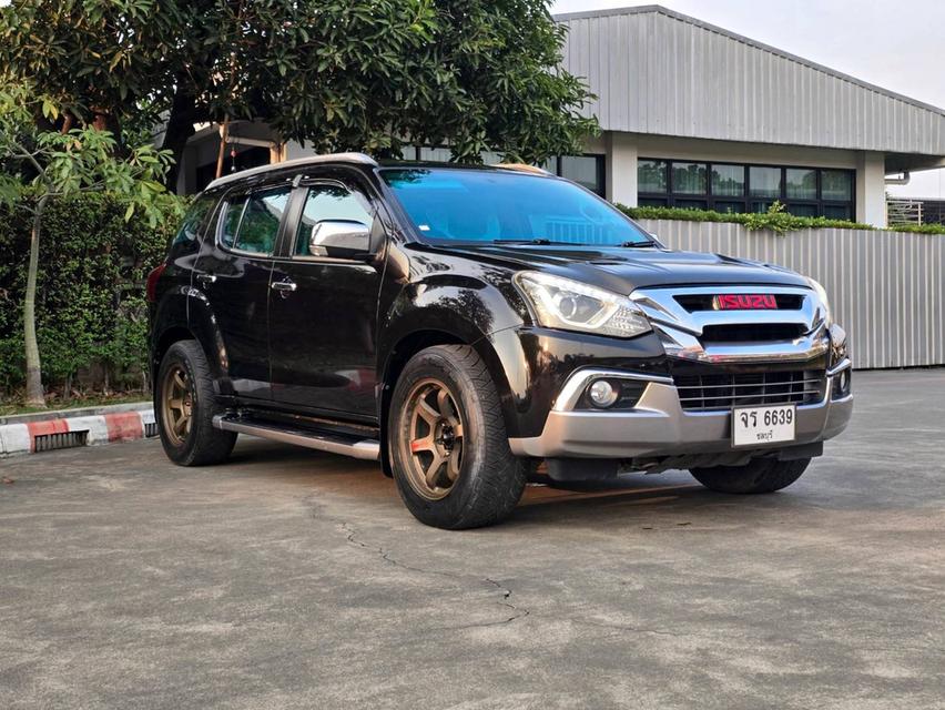 ISUZU MUX 3.0 4WD (DVD Navi) ปี 2017 (VAT) เกียร์ AUTO สีดำ เครื่องยนต์ดีเซล ไมล์เพียง 175,503 km.  3