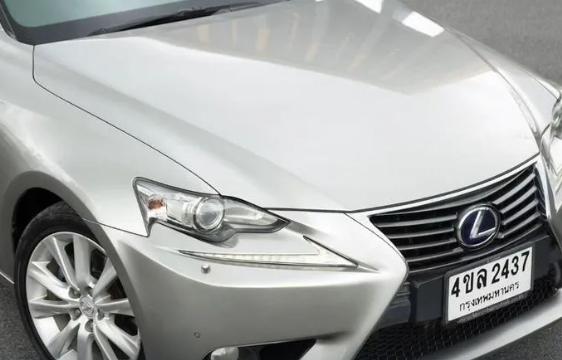 Lexus IS 300h (2013) 3