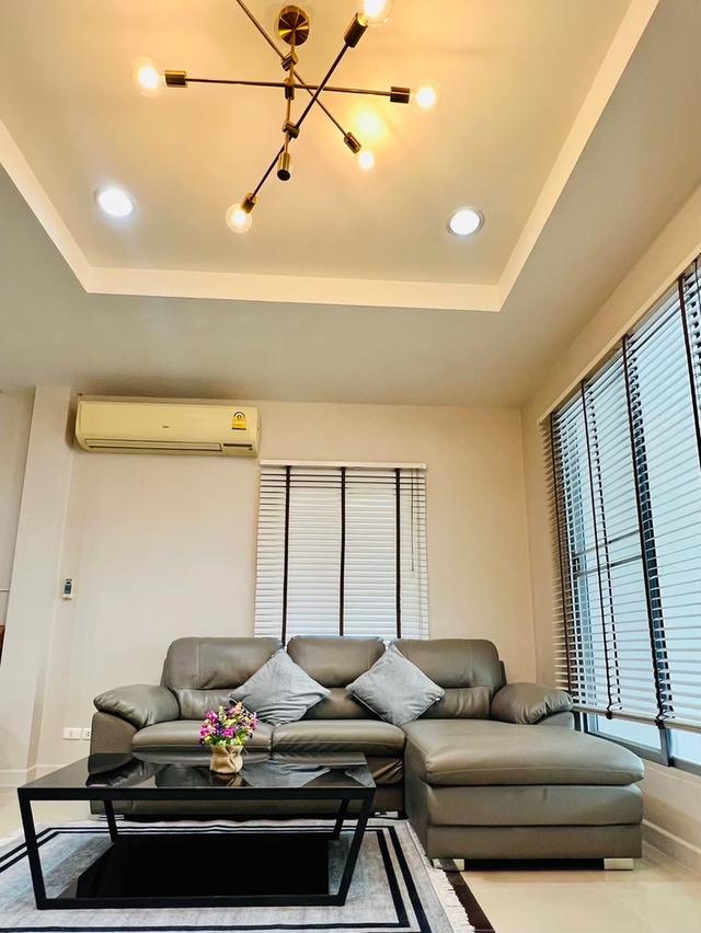 U1391 ให้เช่าบ้านทาวน์โฮม หมู่บ้านกลางเมือง โมนาโค ศรีนครินทร์ 24  บ้านพร้อมเฟอร์บางส่วน ทำเลดีเดินทางสะดวกเข้าออกได้หลายทาง ใกล้รถไฟฟ้า ใกล้ห้างทางด่ 3