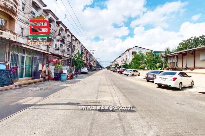 ทาวน์เฮาส์ หมู่บ้านฉัตรณรงค์ วิลล่า 5 เนื้อที่ 16 ตร.ว (สามแยกไฟแดง ถนนเส้นปท. 3004) ถนนลำลูกกา ตำบลบึงคำพร้อย อำเภอลำลูกกา ปทุมธานี 11