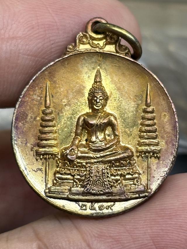 เหรียญกลมเล็ก พระพุทธประทานพร หลวงพ่อแพ วัดพิกุลทอง สิงห์บุรี พ.ศ.๒๕๑๙ สวยครับ