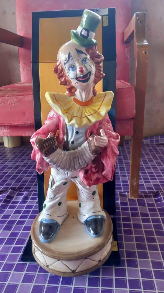 รูปปั้นตัวตลก (Clown Figurine) ของเก่า วินเทจ ที่ทําจากพอร์ซเลนหรือเซรามิก รูปที่ 1