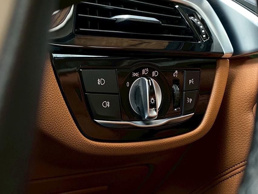 รหัสรถ PBG9999 BMW530e Luxury 2018 สีขาว 13