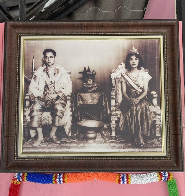 กรอบรูปในหลวงรัชกาลที่9 วันราชาภิเษกสมรส ณ วังสระปทุม กรอบใหญ่