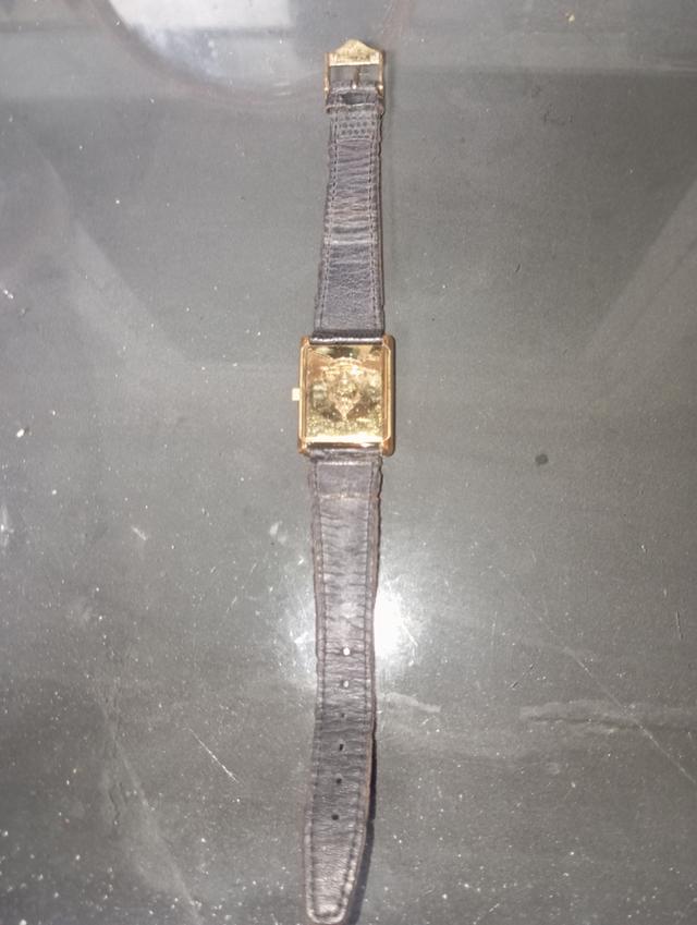 นาฬิกาเก่า Gucci Vintage รุ่น 4000M ของแท้ ตัวเครื่องและสายเป็นหนังตะกวดแท้ ของเดิมทั้งเรือน แต่เครื่องไม่เดินขายราคาถูกมากเอาซ่อมคุ้มแน่นอน รูปที่ 7